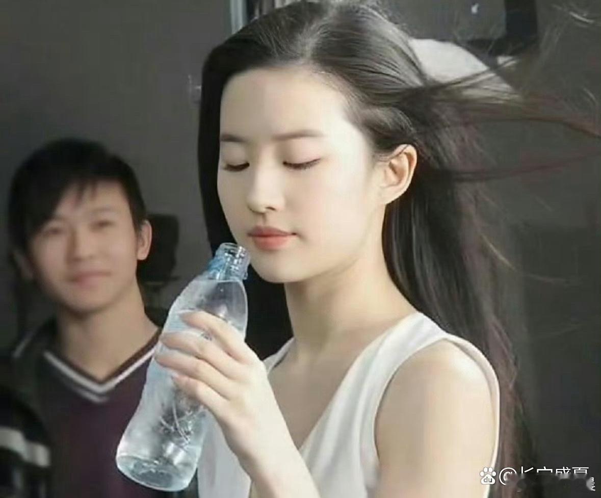 这居然是刘亦菲的手！瞬间懂了“你连她一根手指头都比不上”，连手部线条都自带仙气！