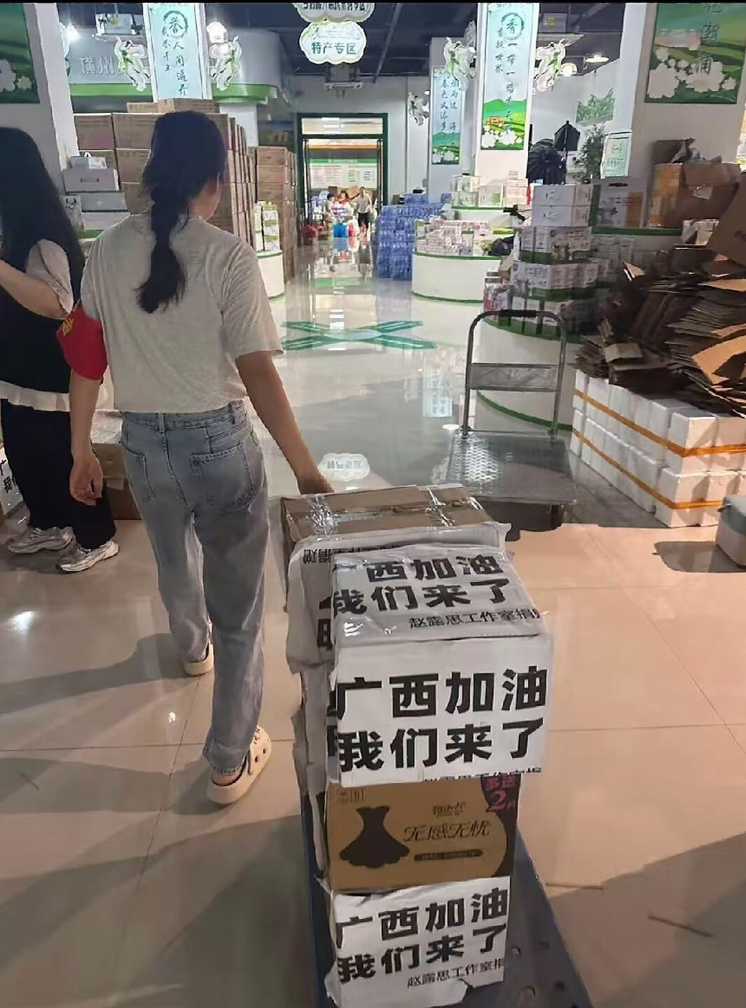 赵露思驰援广西，闷不作声的实干家，物资车一辆接一辆的拉，宣传全靠大众的偶遇，送的