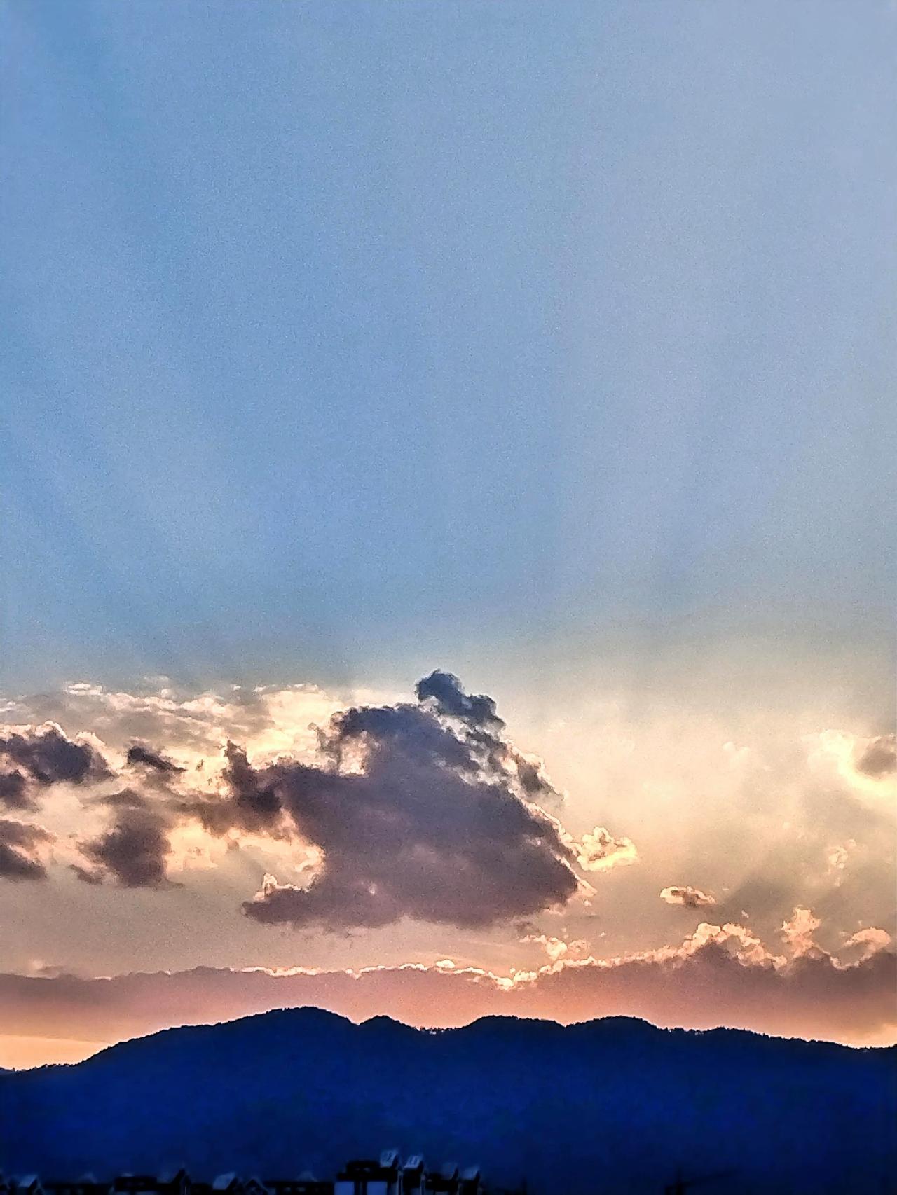 夕阳西下，云彩被染成了金黄色。