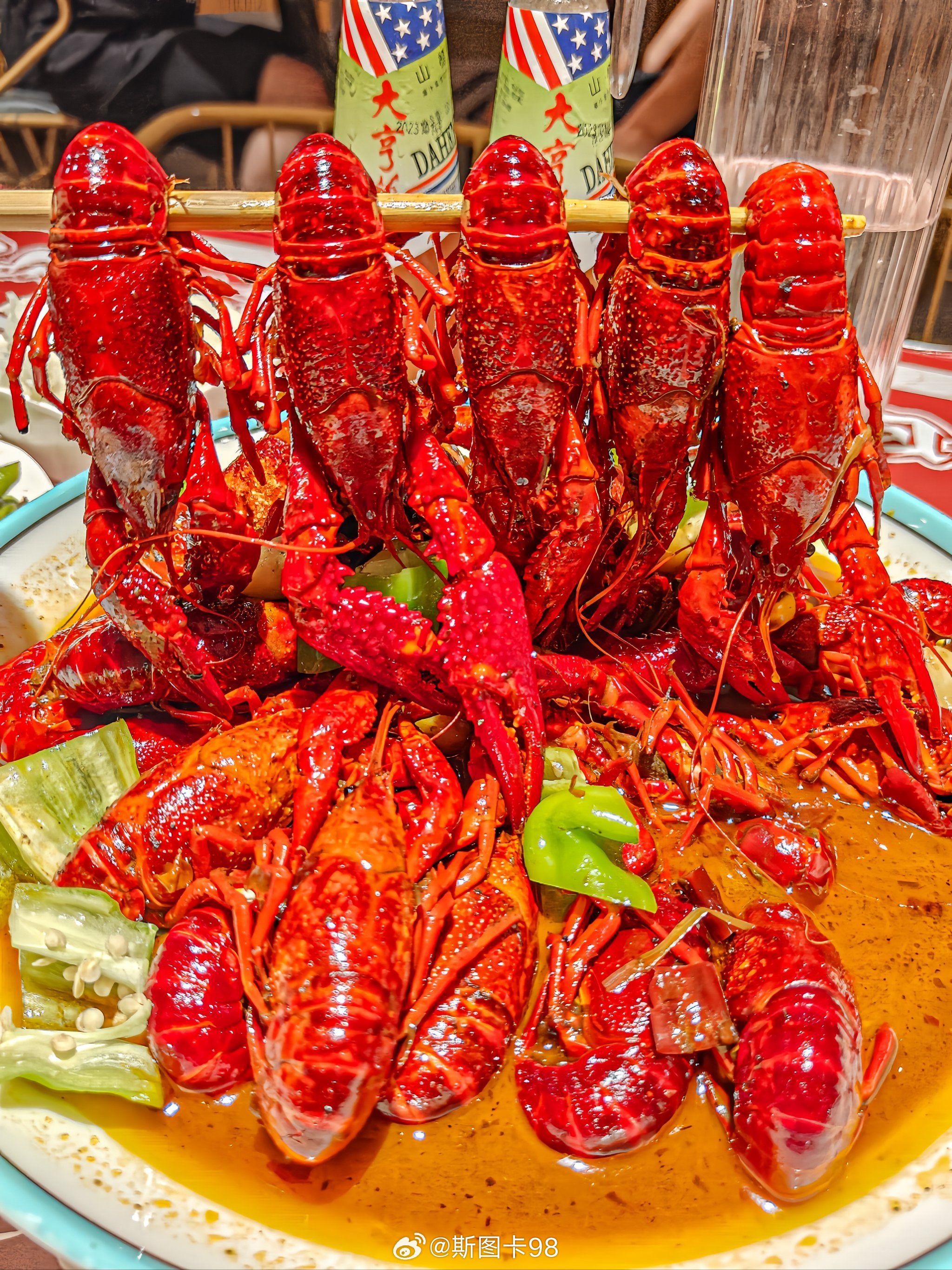 养啥小龙虾，早春小龙虾新鲜上市，鲜香解馋、轻松快乐。养虾人费心费钱还闹心，吃虾人