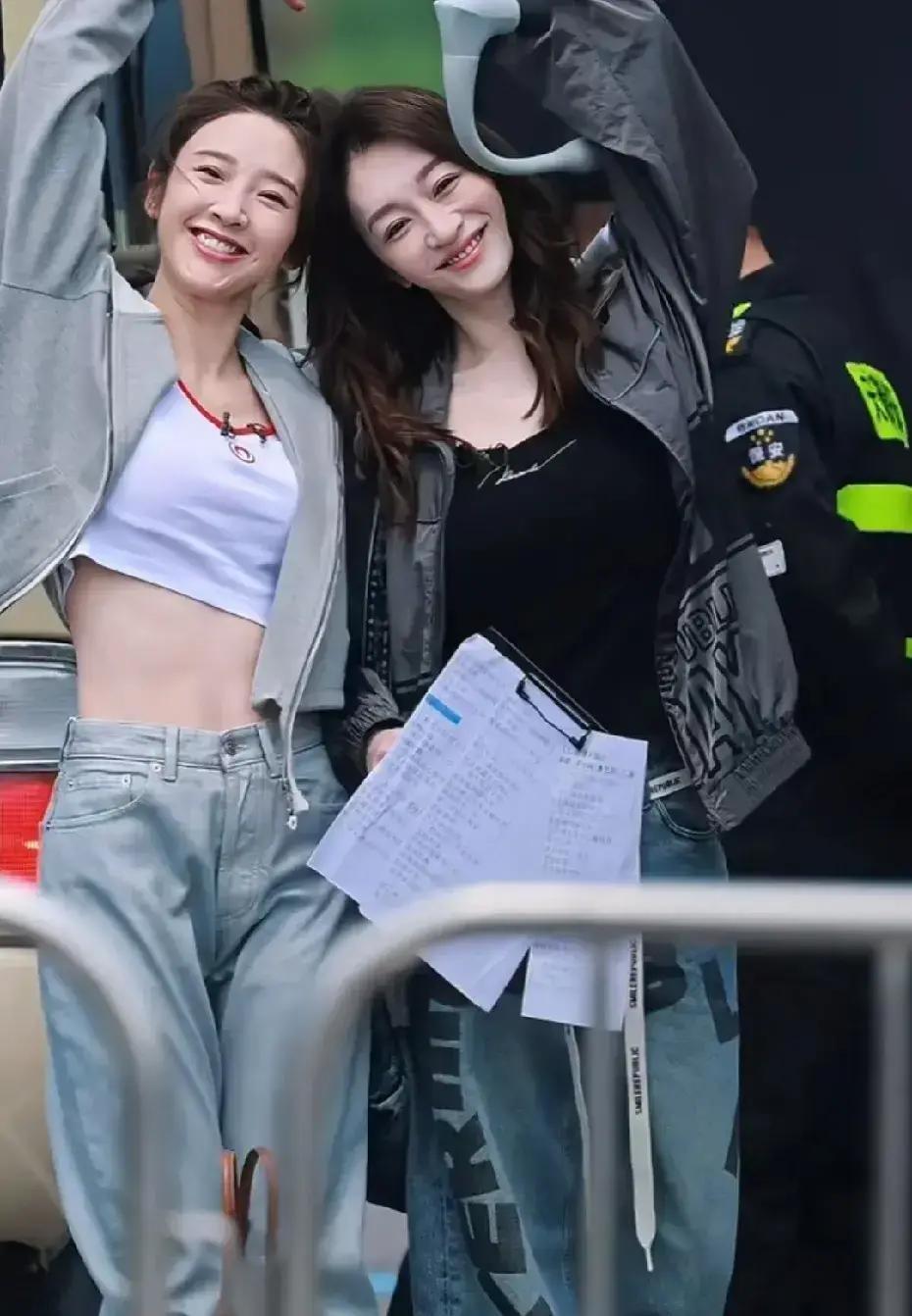 48岁李小冉和唐艺昕同框，直接上演“降维打击”。李小冉皮肤白到发光，脸纯天然无医