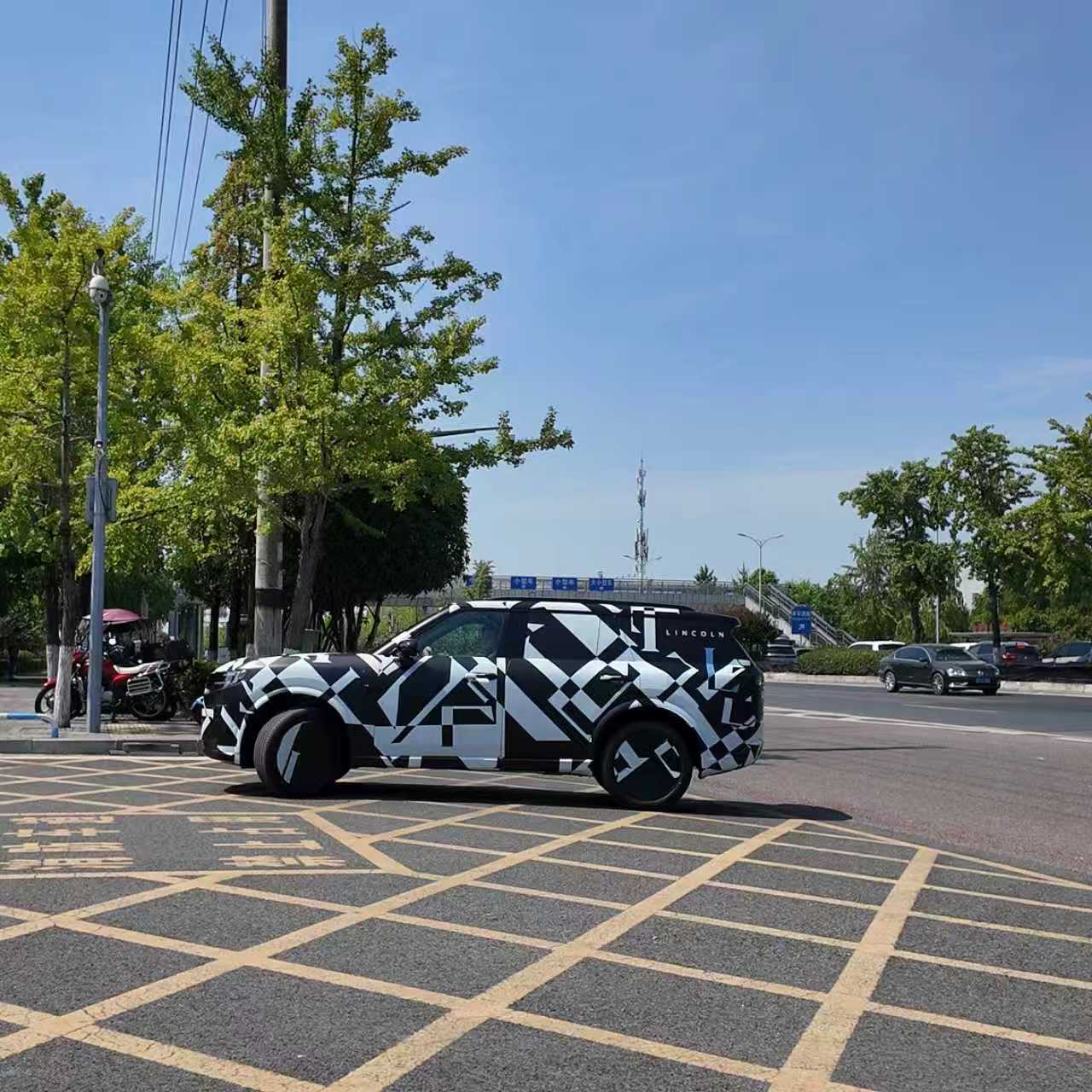 据说是林肯的大旗舰新能源SUV，看着感觉比领航员小一圈，等广州车展看看实车林肯出