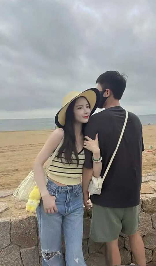 杜淳的老婆王灿说：“带着女儿在阿那亚过暑假呢，这儿的空气闻着都是又香又甜的。”瞧