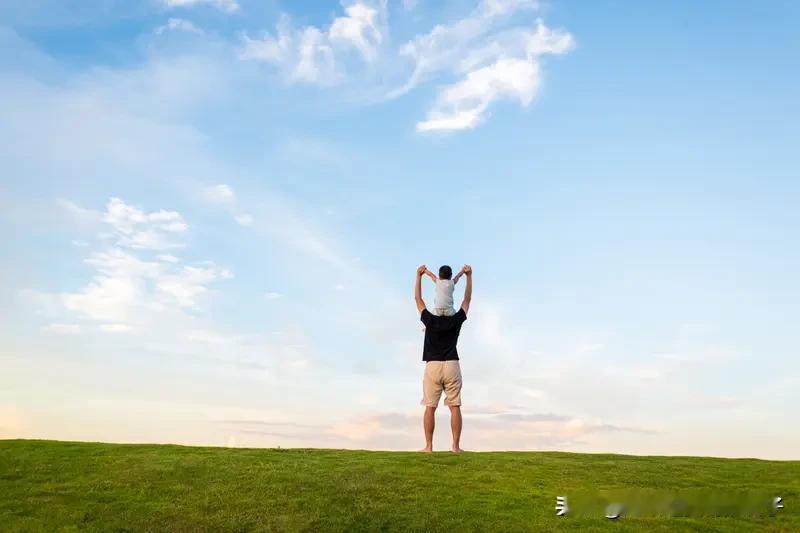 现在人的利益盖过了亲情，我觉得挺有道理。
就说过年走亲戚这事，很多人哪怕没钱，为