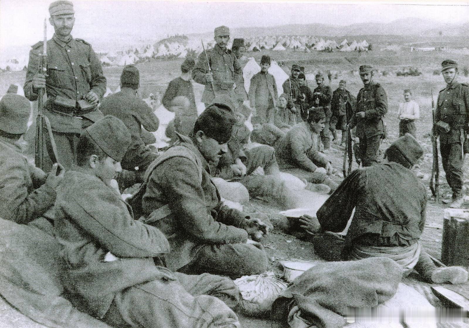 1912年10月落入希腊人手中的土耳其战俘。Giannitsa扬尼察战役结束后，