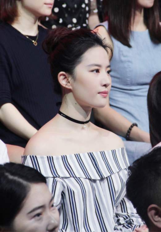 注意第一张的小表情萌哭了 刘亦菲 期待今晚闪耀米兰的你啊！ 