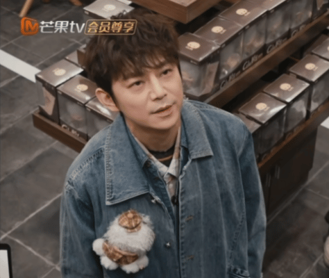 何老师低头叹气不像演的就说你们不要“虐 待”五旬老人啊 