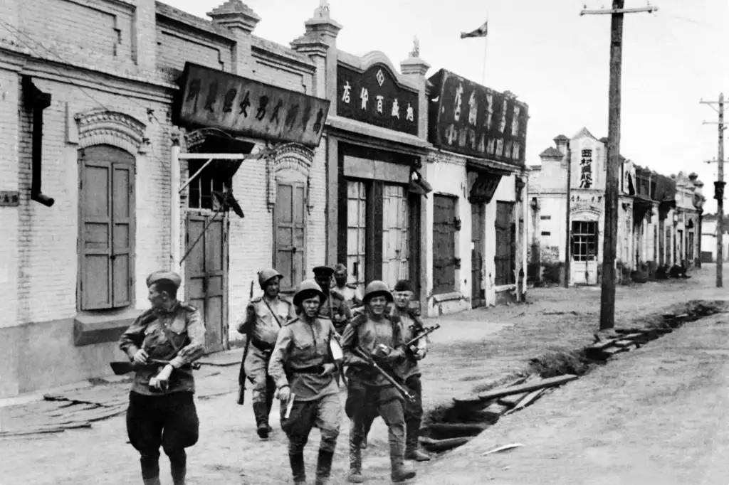 二战老照片 1945年苏联军队进入东北 受到热烈欢迎。当时中国老百姓大肆庆祝哈尔