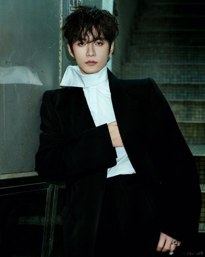 张颜齐星光大赏造型出图  张颜齐星光大赏出图  张颜齐此次星光大赏的造型堪称经典