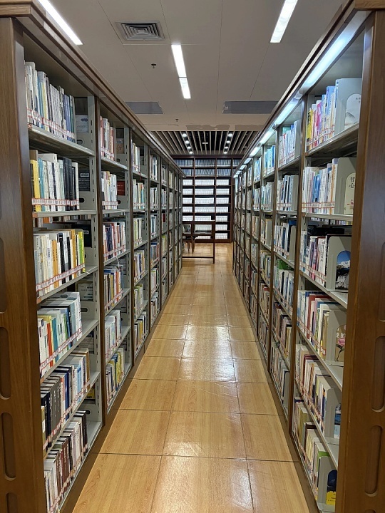 图书馆就应该建在商场里真的太赞同这个想法了！商场不再只有买买买，多了书香和安静，
