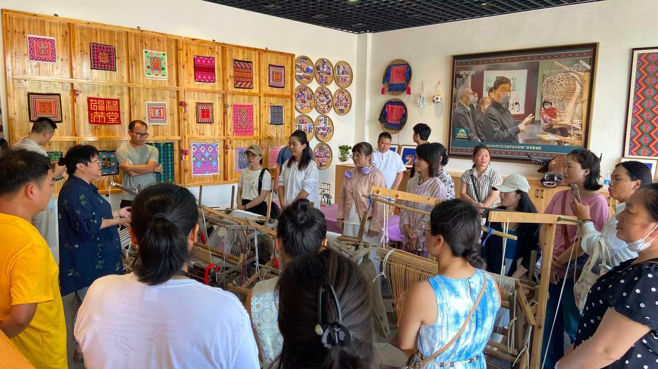 世界杯近百年历史上，首次将中国传统手工艺大规模融入官方授权产品体系。广西壮锦、云