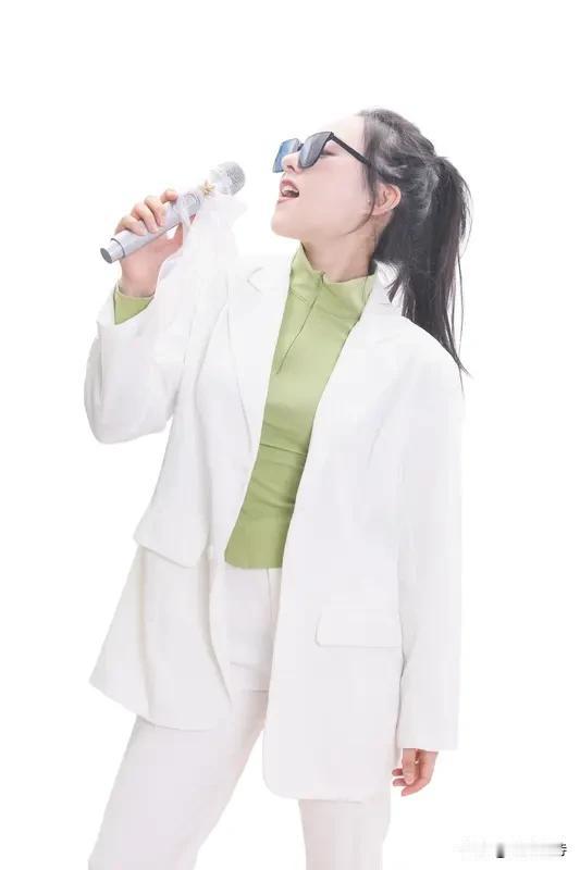 美女把歌唱火的例子还真不少。任素汐就是其中一位实力派，多数人先通过影视剧认识她，