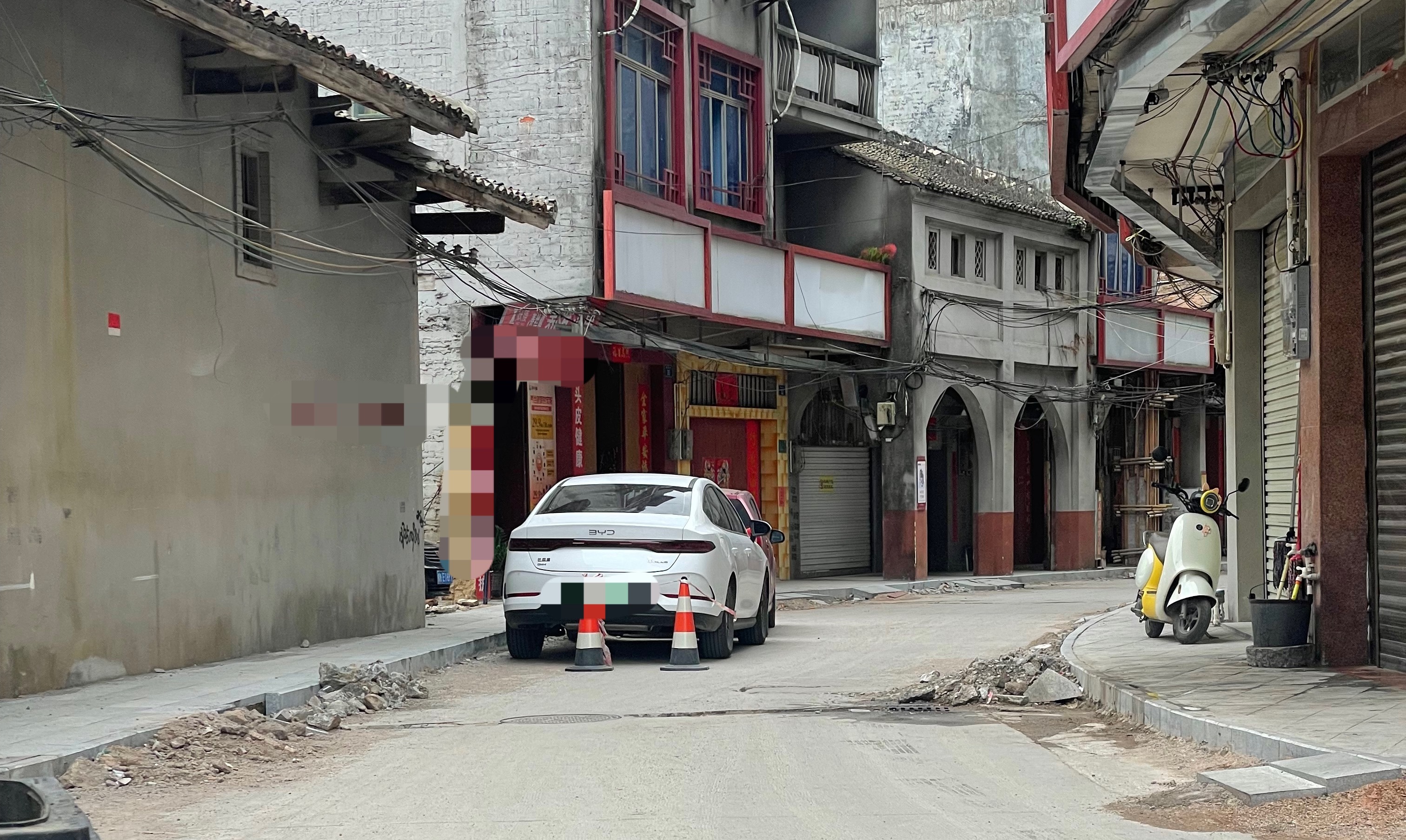 【玉林某地老街变成了汽车的停车场】5月17日，据网友爆料称：玉林市某地的一老街，