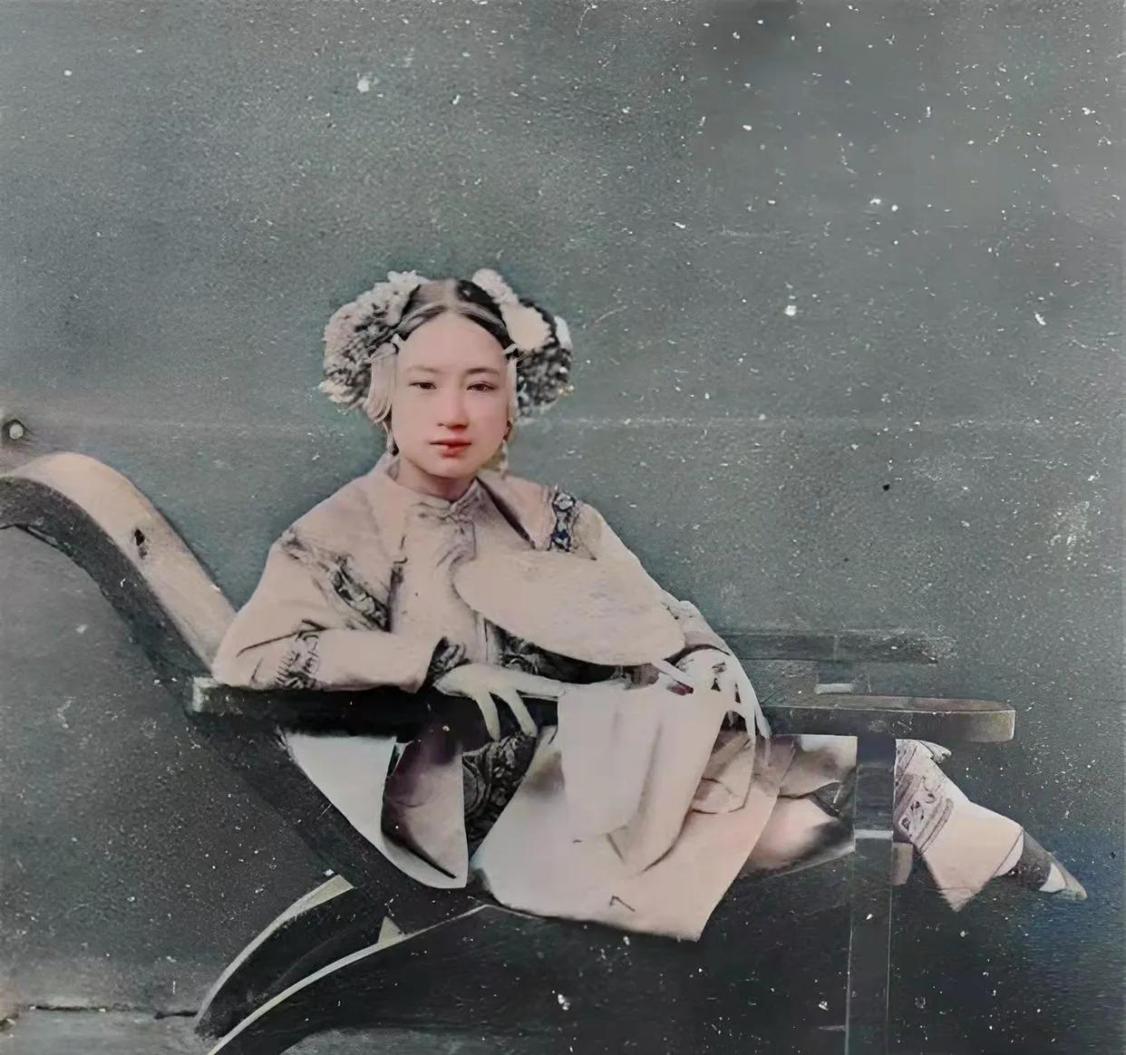 这是1910在杭州地区拍摄的一位美女的照片。

这位女子的面容看上去非常的美丽大