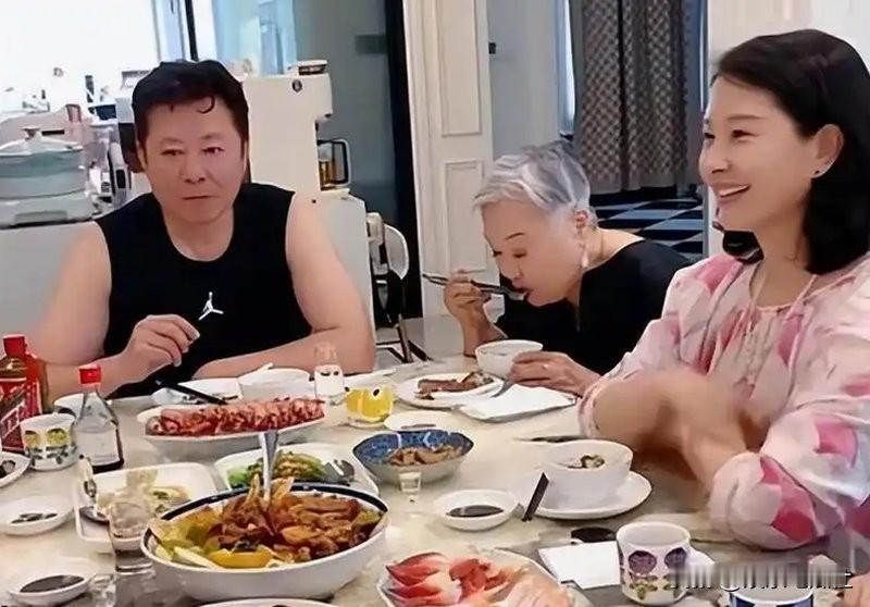 61岁演员炫耀美国生活：祖孙三代奢华享乐，声称我努力我尽情享受

 
满桌海鲜大