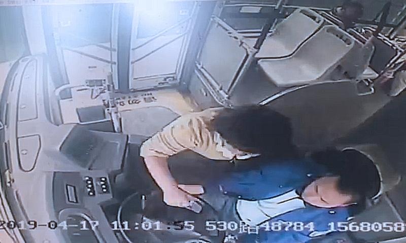 胆大包天！女乘客借手机打电话，反手盗刷司机上万元，15人已中招在当今社会，各类诈