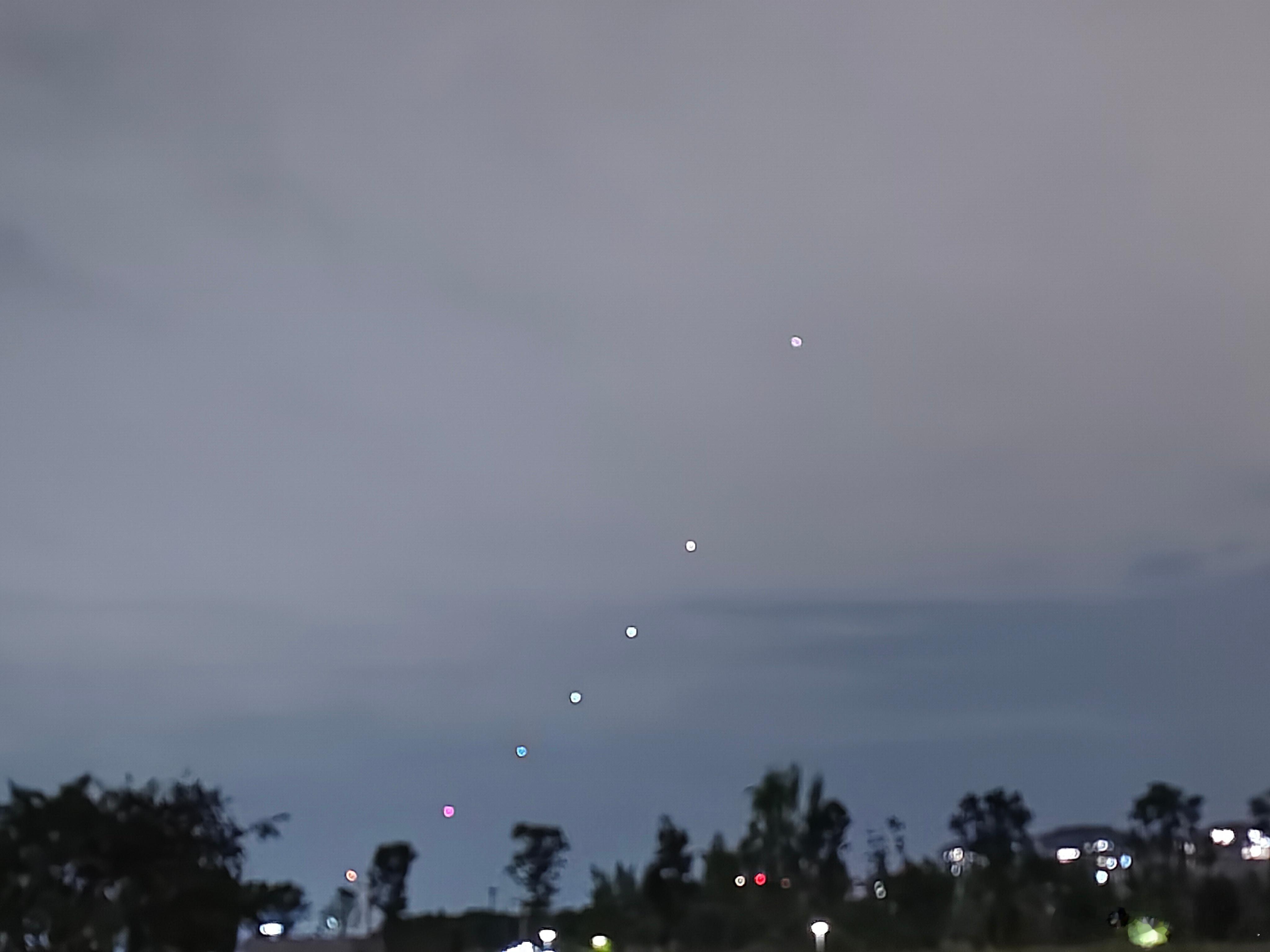 同一条路，因为天色黑白差异，看到的现象也不一样，早上形色匆匆，晚上……有人掌灯夺