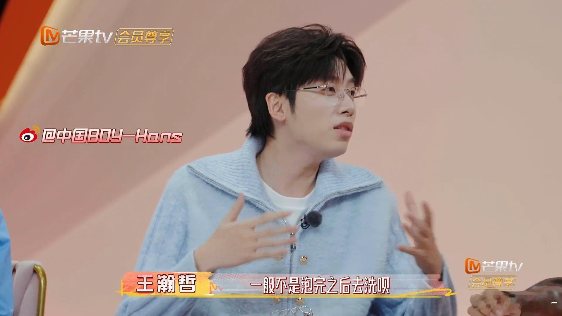 中国boy在澡堂被求合照我家那小子公共澡堂被人认出来已经很尴尬了，对方还掏出手机