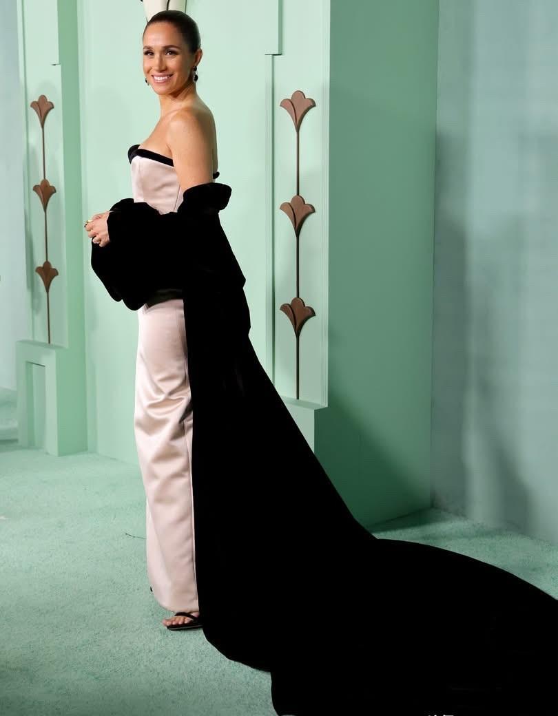 沉寂两年，梅根在洛杉矶的第一枪，不是打给狗仔，是直接瞄准了伦敦的衣帽间。
这身H