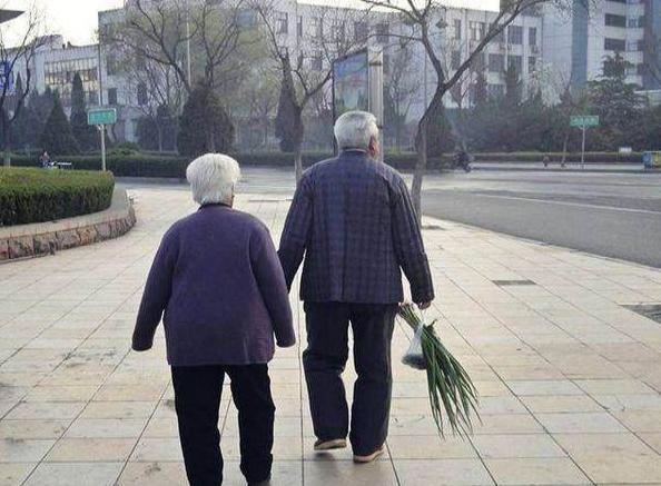 女儿都上大学了我老婆非要离婚，理由是我爸妈要住到我们家来，我说那是我亲爸妈，我不