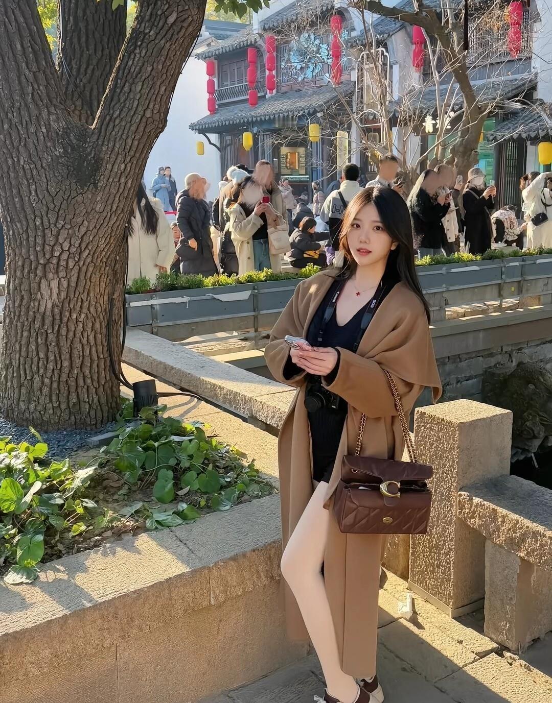 在古风街巷中，优雅地自拍，感受时光的静谧。