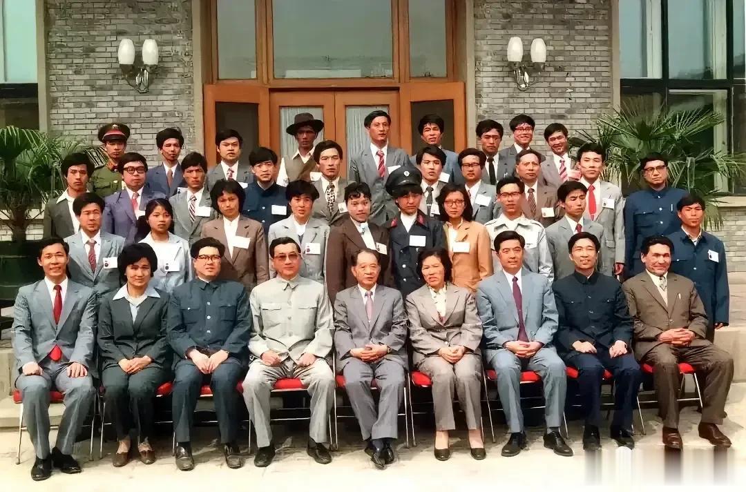 这是一张拍摄于1984年的老照片，照片中的很多人后来都成为了党和国家领导人，你能