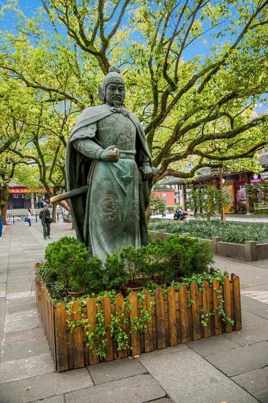 绿水石桥雨巷烟，诗意悠然。
华年诗酒醉江南，韵味满满。
弯弯明月相思寄，闪闪红星