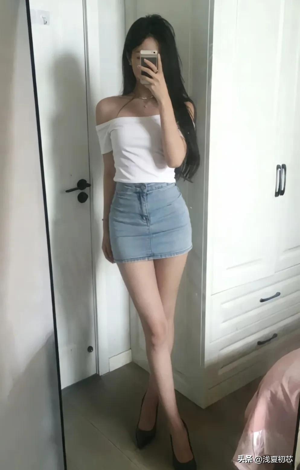 清爽穿搭指南：清爽白露肩+牛仔短裙，搭配黑色高跟鞋，完美展现清新时尚！🌞