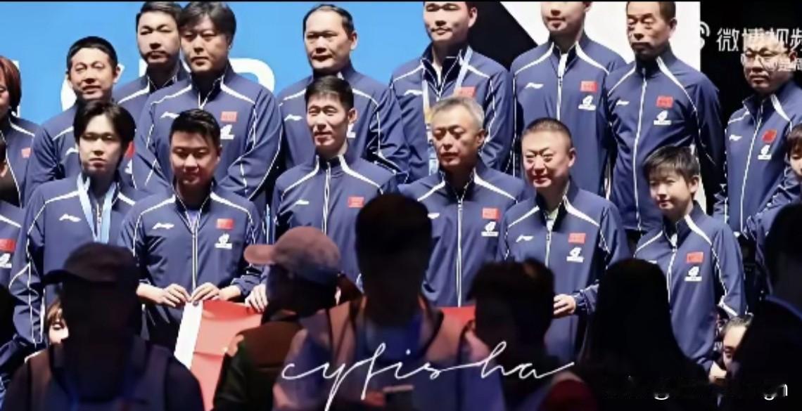 发现没有？国乒集体大合照的站位发生了很明显的变化。

以前拍大合照的时候，都是男