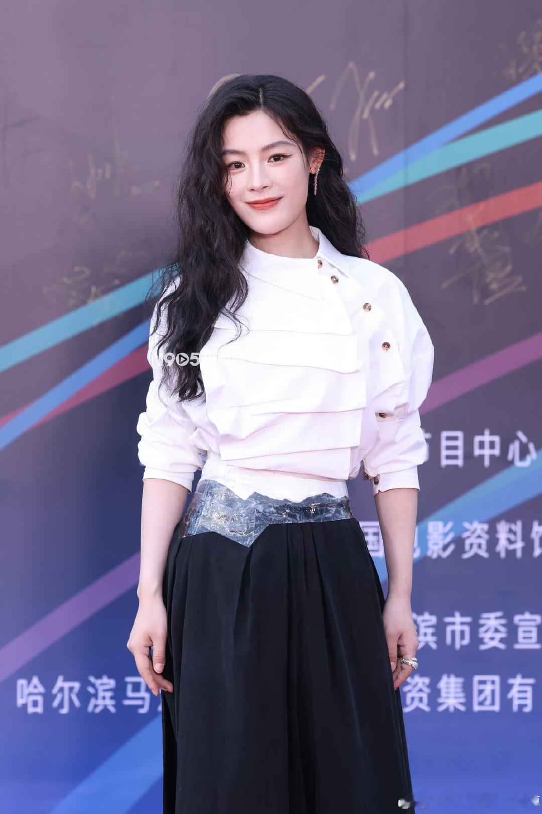 陈丽君亮相成龙动作电影周 红毯表现力越来越好了，这套褶皱白衬衫礼裙，兼顾优雅和英