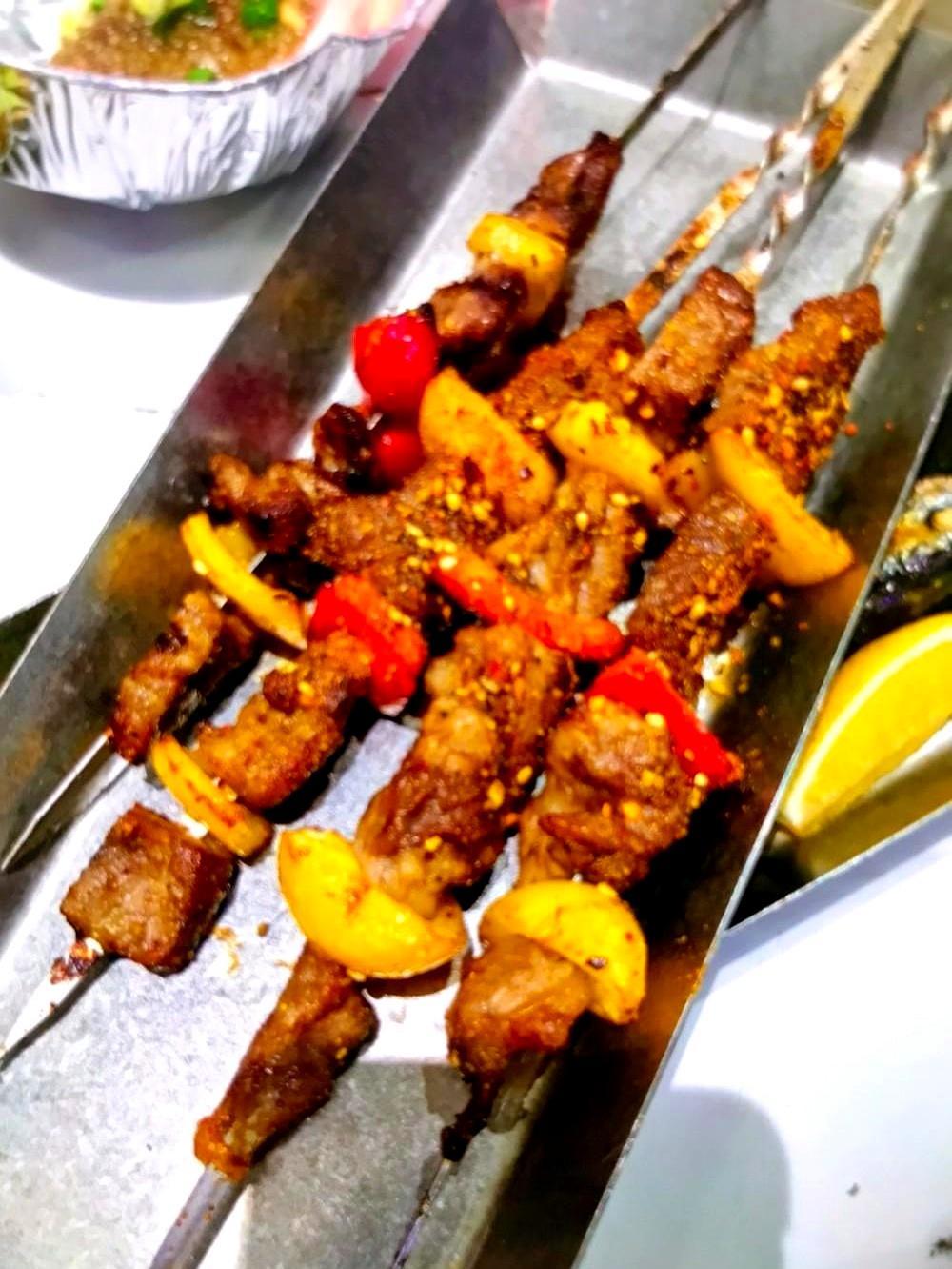 竞技体育最残酷的真相，是神坛的交替从不打招呼。
 
一边是马龙套上西装走向乒协，