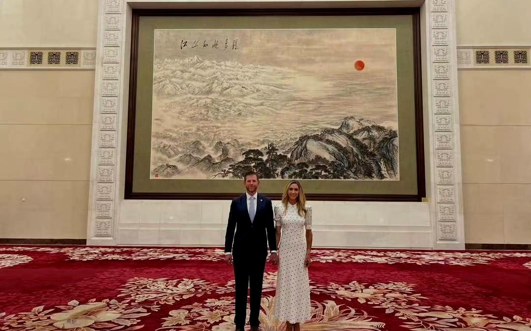 特朗普儿子发布与媳妇的的合影。 ​​​