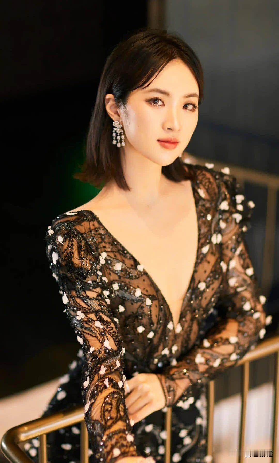 《老舅》，最让我想看的，不是郭京飞演的崔国明，也不是王佳佳演的李小珍，反而是还没