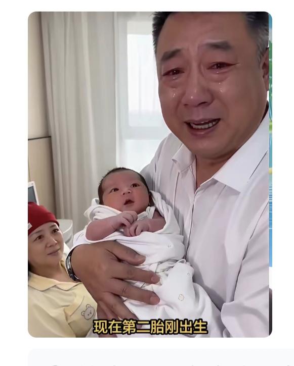 这中年男人说：“我们今年50岁了，第一个孩子20岁的时候意外走了，现在第二胎刚出