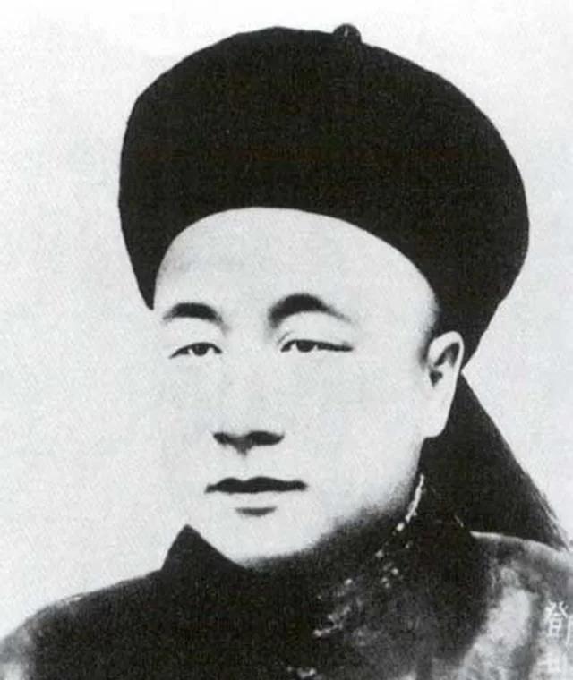 邓世昌四十五岁殉国，留下一妻一妾，三个儿子，五个女儿。

真正把这一脉传下来的，