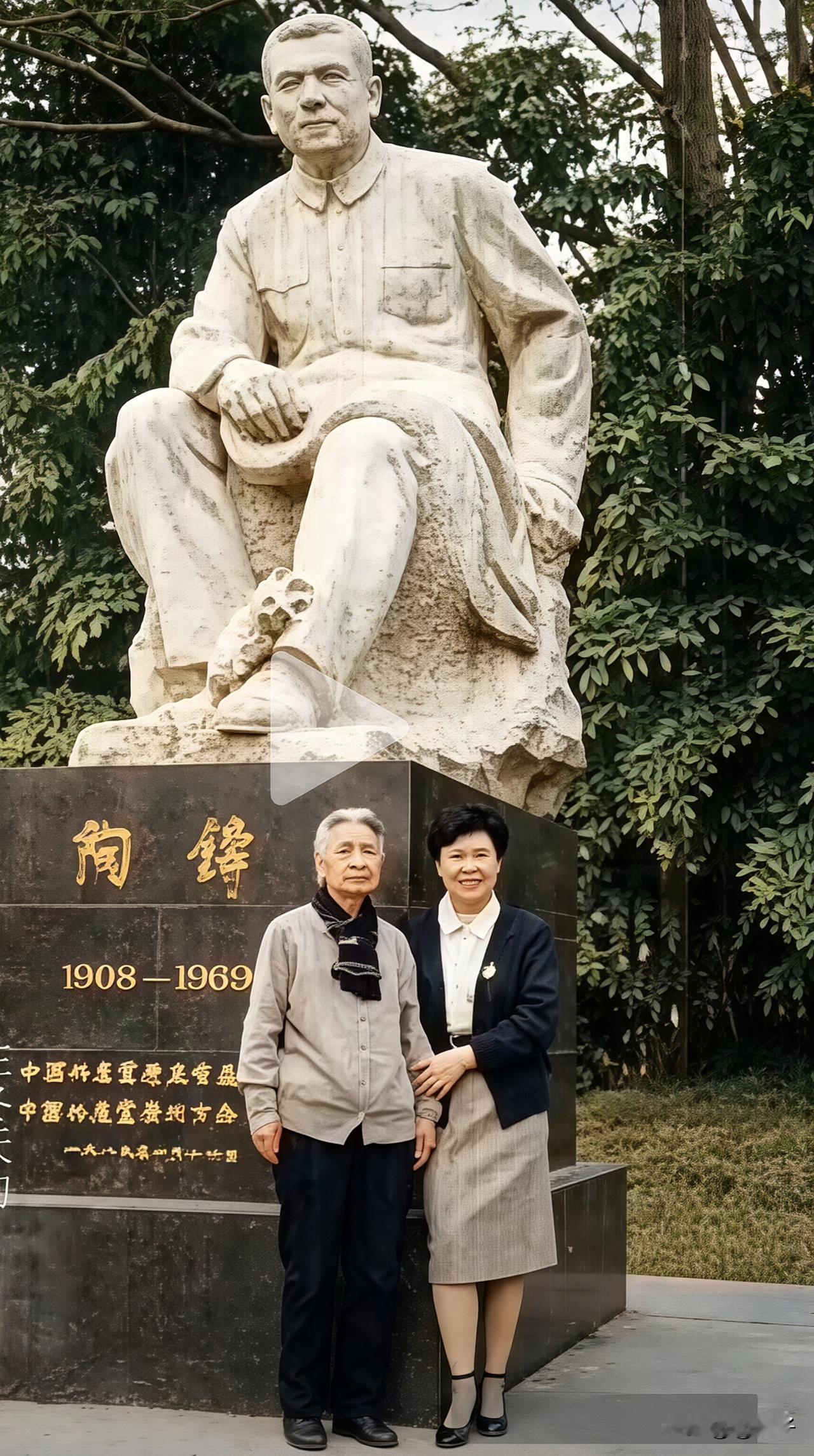 1994年4月的华南植物园里，曾志母女俩站在陶铸塑像前，留下这张有意义的合影。