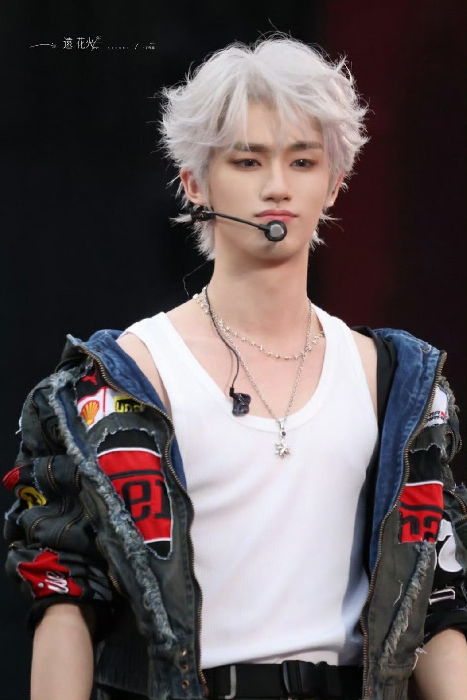 丁程鑫白毛TF家族新年音乐会上，丁程鑫一袭银白短发亮相，带来solo舞台《交出邦