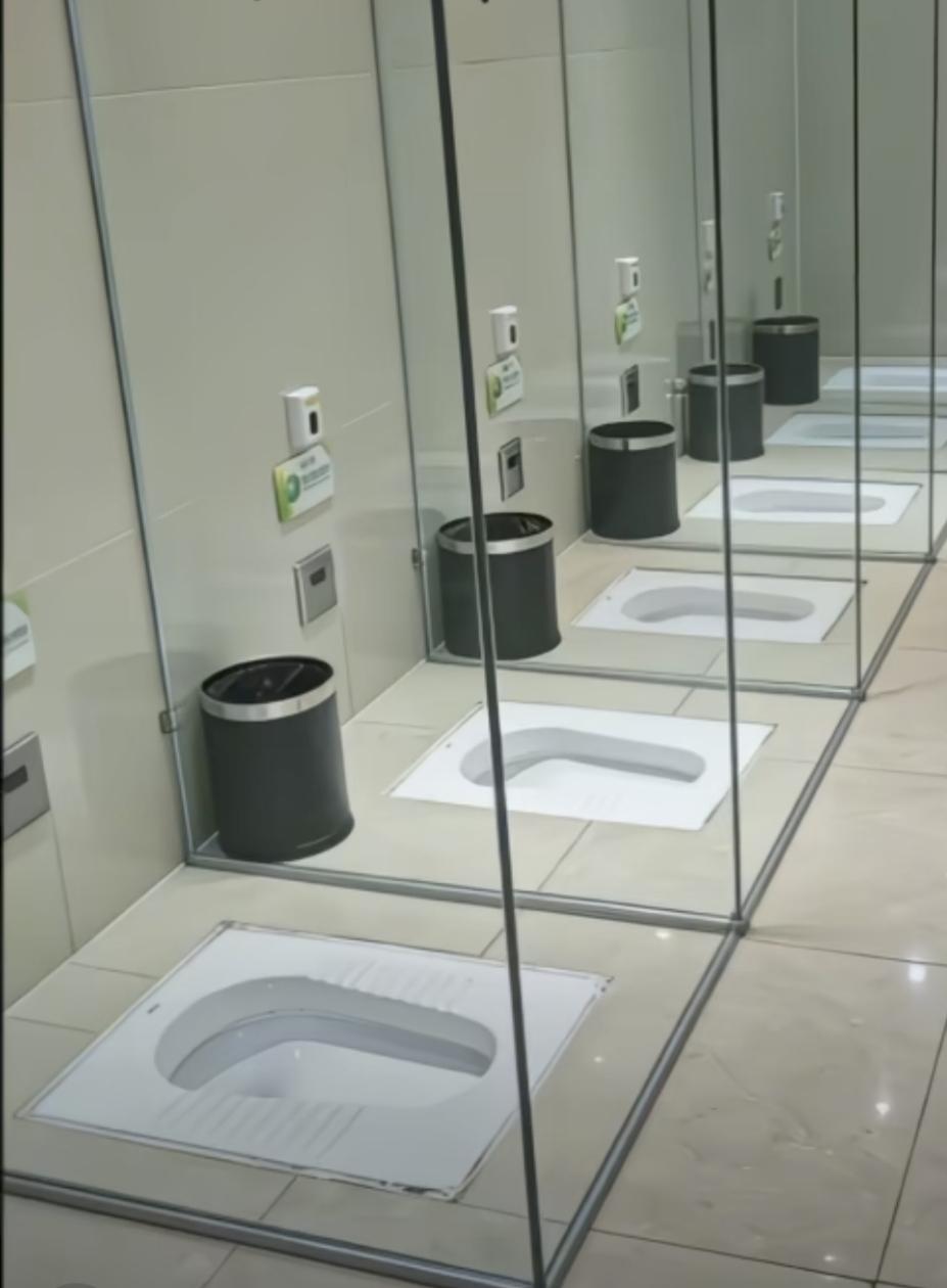 一网友调侃，太应景了：远看山有色，近听水无声……[捂脸][捂脸]