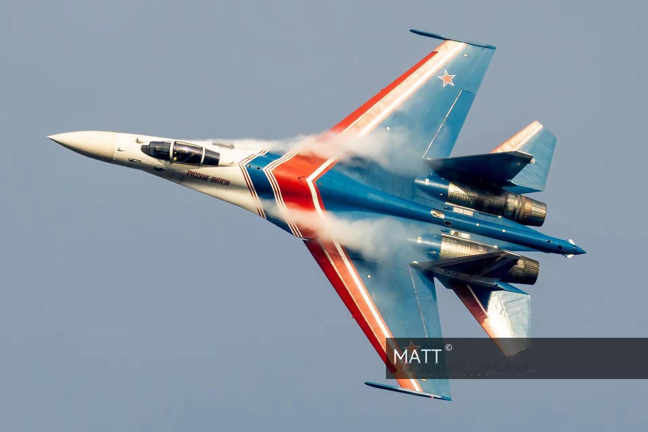 凝结雾才是战斗机最好的装饰品。拍机 飞机 战斗机 航空