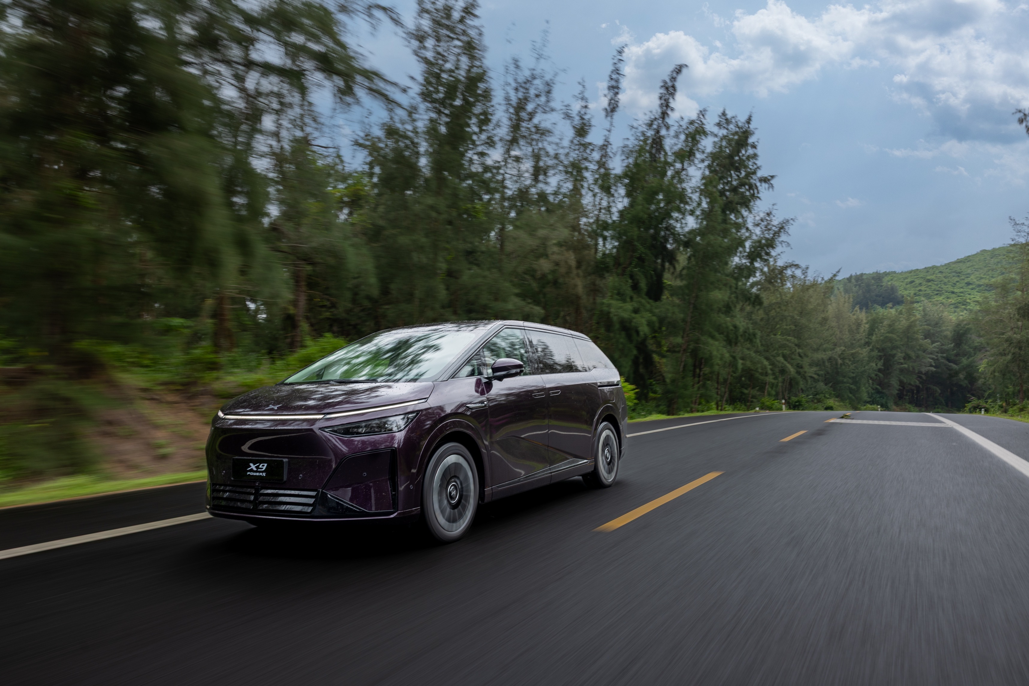 动力上，小鹏X9超级增程前桥是1.5T四缸增程器，拥有150马力，可以使用92号