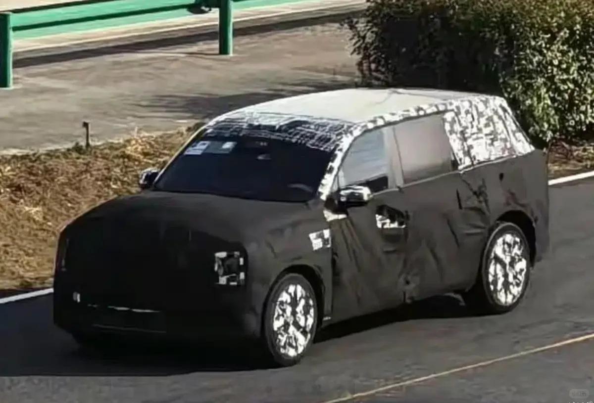 疑似尊界SUV最新谍照，它的第三排侧窗和二排侧窗的尺寸不相上下，大家觉得这台车会