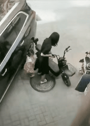 这个女子当时脑筋就转不过来弯了，也许心情太急躁了，人的心情一急躁，有时候智商就降