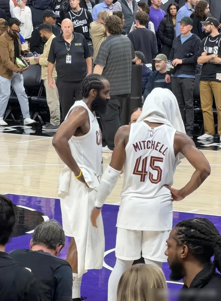 骑士这处境，说出来能馋哭一半东部球队！
 
目前42胜27负排东部第4，常规赛只