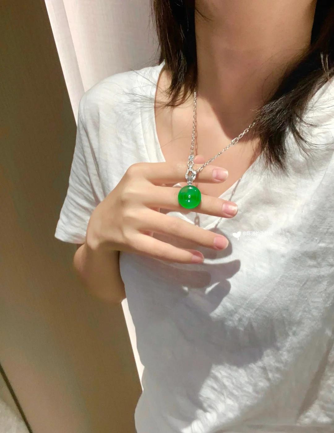 00血脉觉醒！翡翠才是女性更好的医美
很时尚很灵气很百搭还有很贵气
就有一种：我