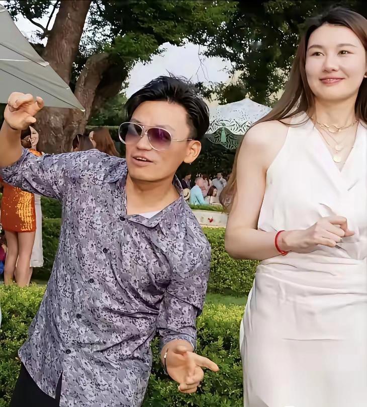 真搞不懂冯清到底图什么
 
冯清是海归高学历，拿过世界小姐亚军，自己开公司创业，
