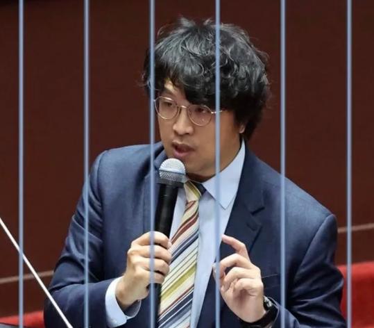 沈伯洋又有进展！
平时他教别人犯罪学。
现在该好好看看法律条文了。


沈伯洋被