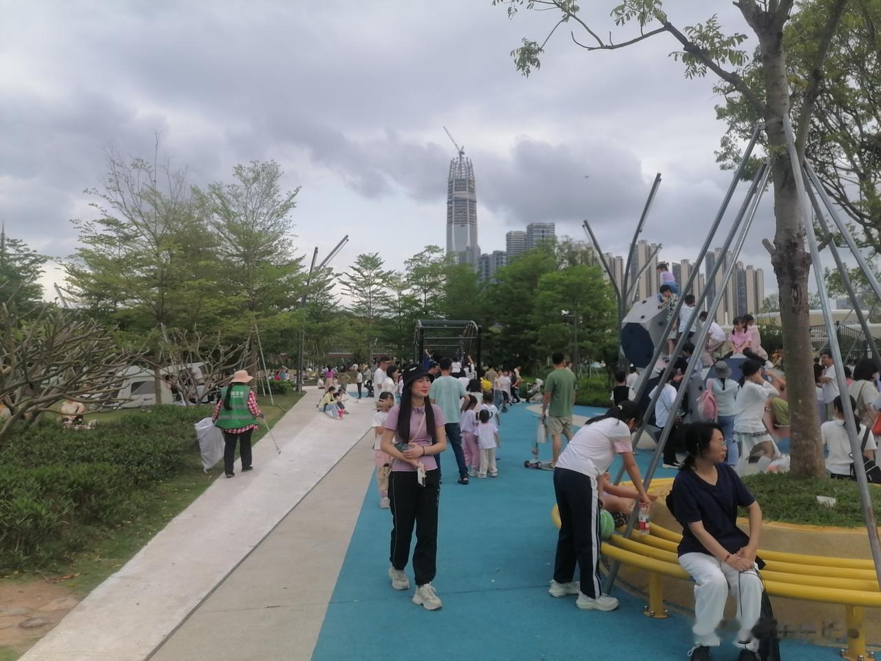 这么多小孩挤一起，兴致很高，玩得不亦乐乎！