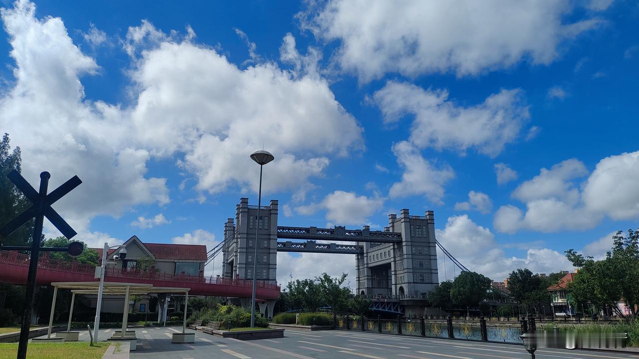 8月23日，迎来处暑。夏末余韵未消，初秋清凉已至。望天高云淡，听秋风拂面，告别夏