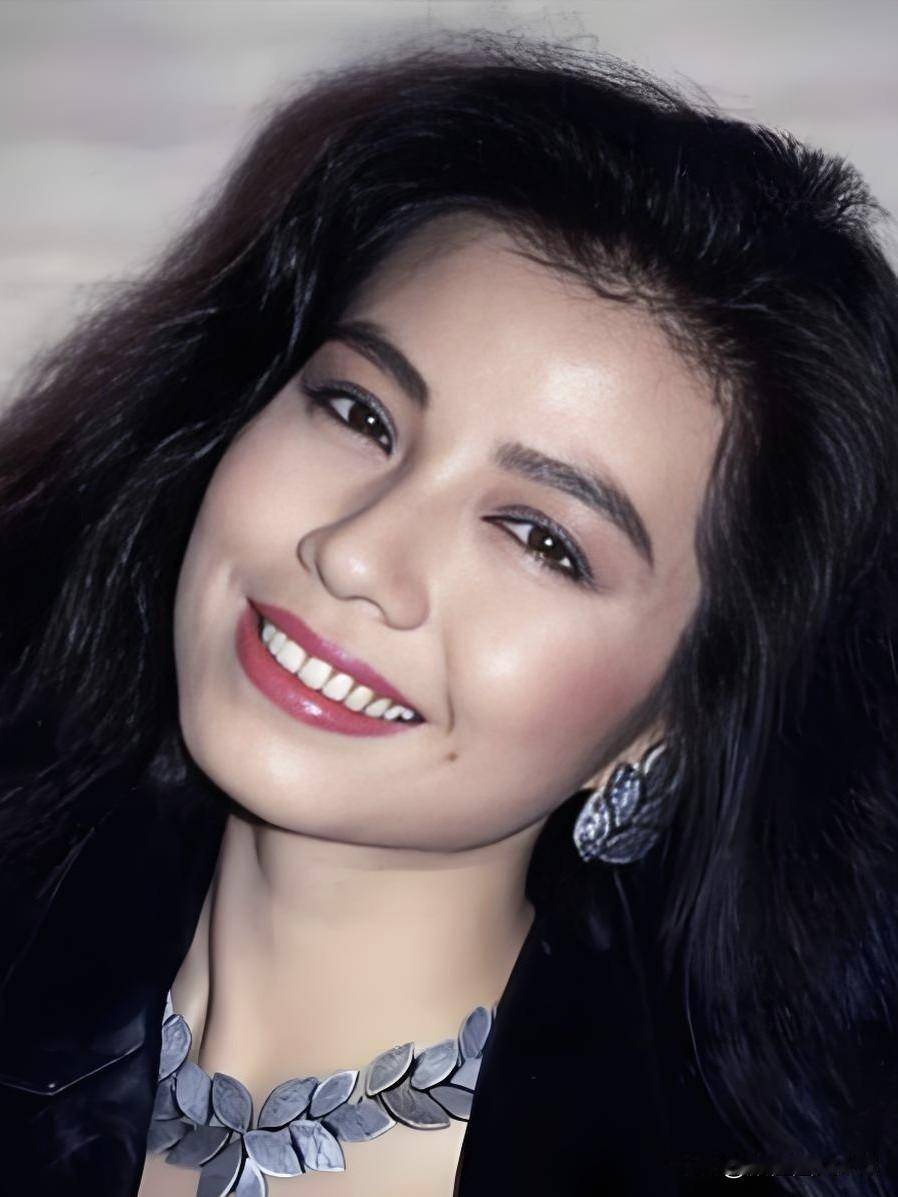 她是华语影坛永远的“红姑”，明艳脸庞衬着肆意笑靥，天然娇憨却无半分矫饰，旧时光里