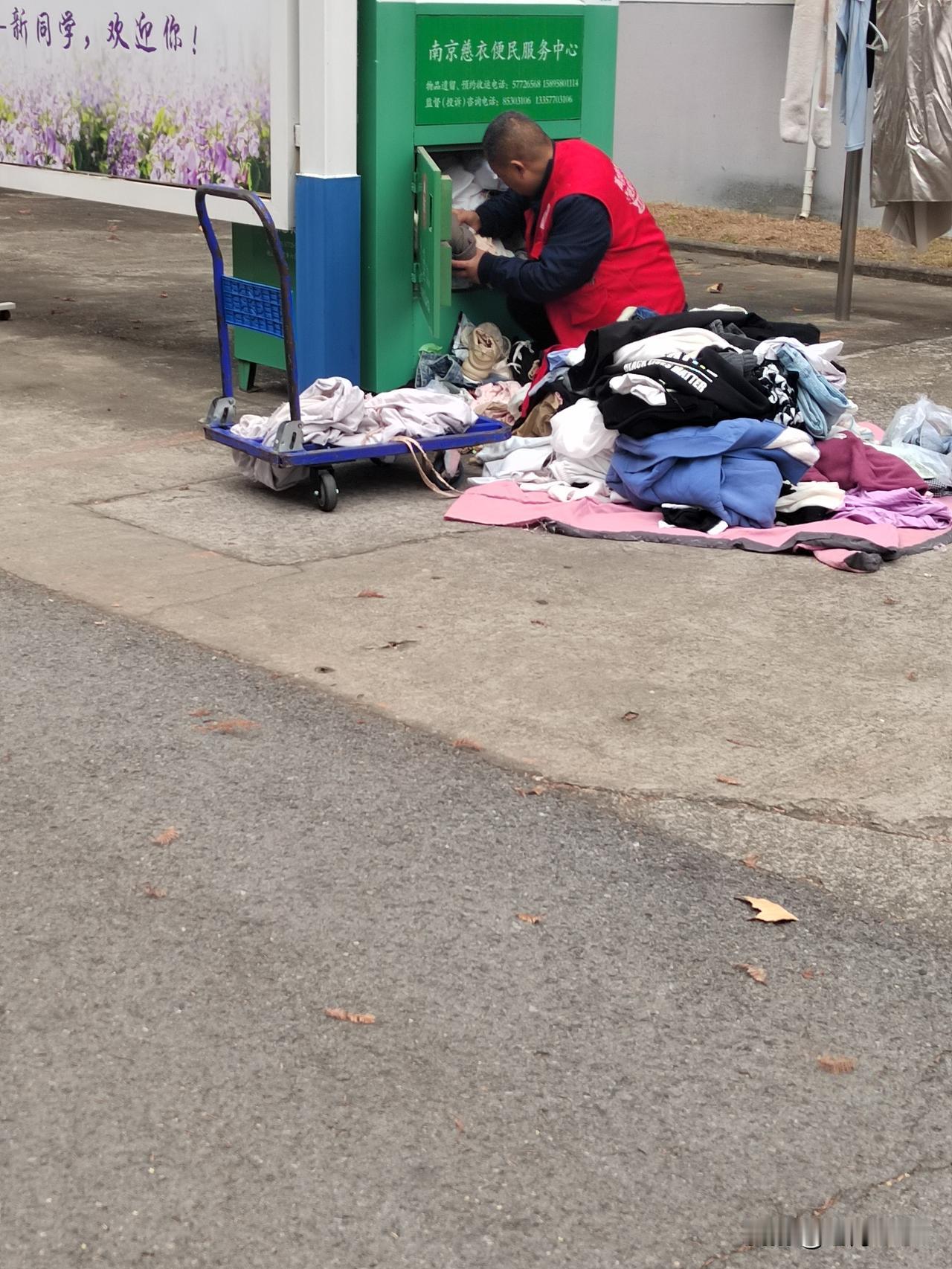 天气渐热，扔出来的衣服越来越多了，爱心募捐箱几天就满了，回收的师傅都来不及收了。